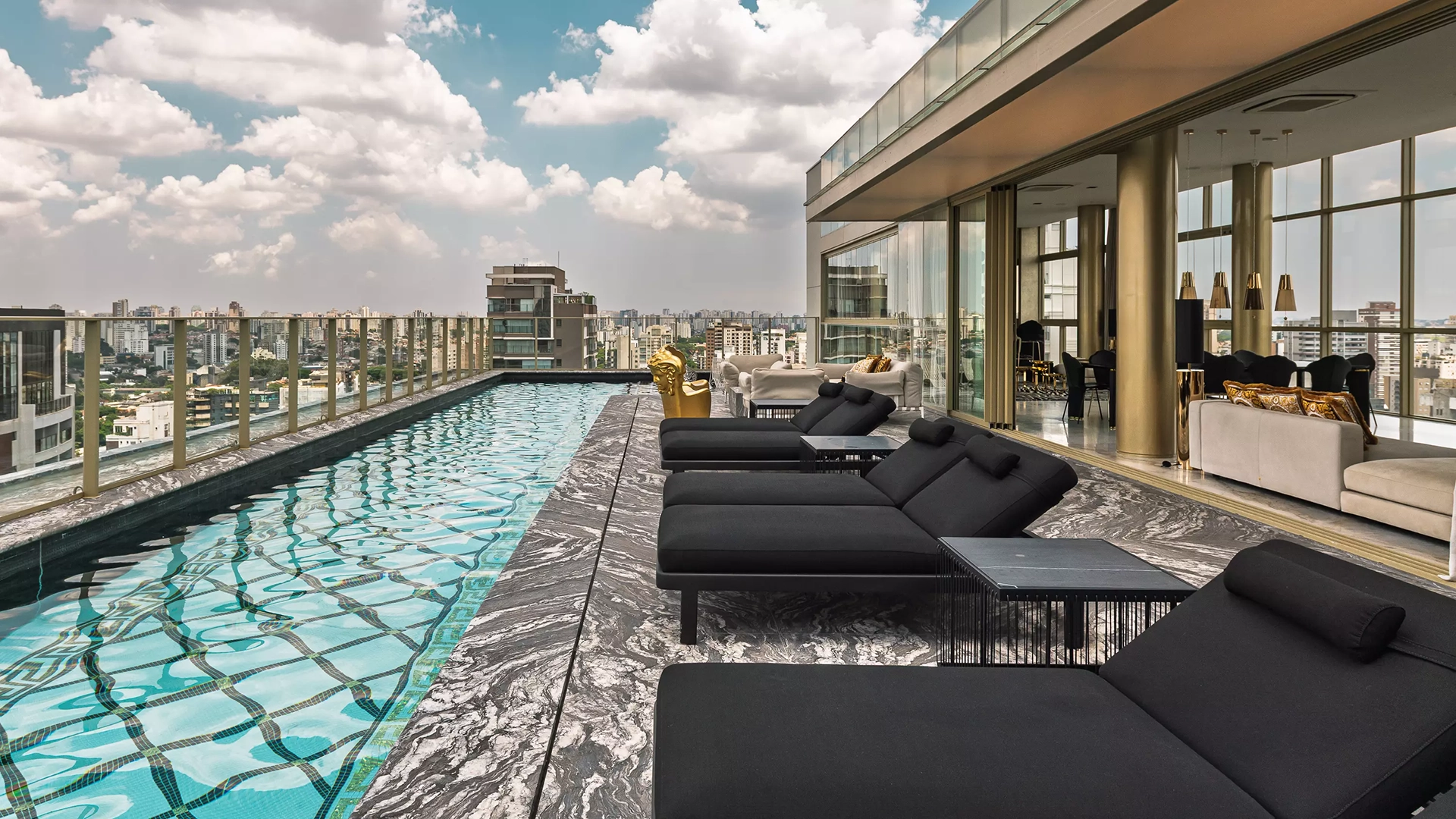 Lounge da piscina do rooftop do Villa Versace