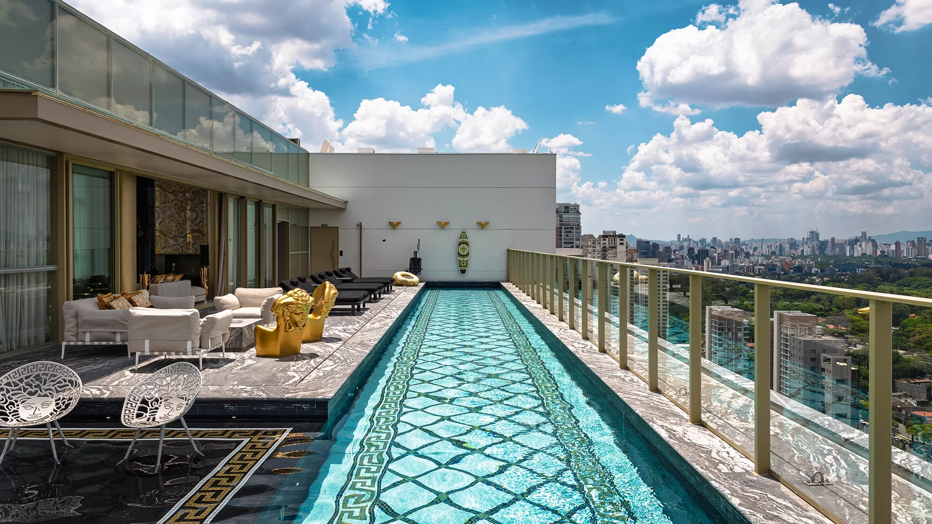 Piscina do rooftop do Villa Versace