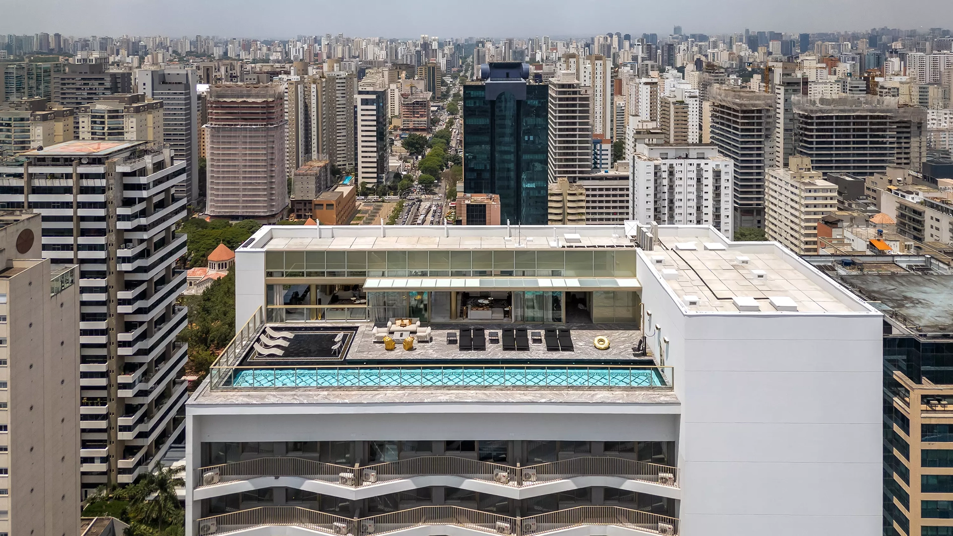 Vista aérea da área de lazer no rooftop do Villa Versace, Moema